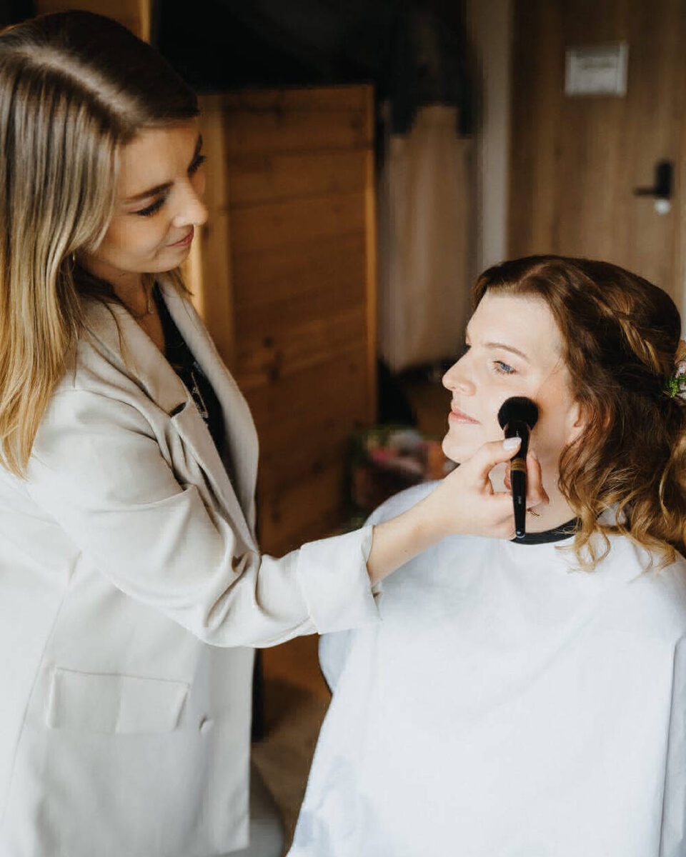Braut-Make-up wird von Jessica bei NF Beauty aufgetragen
