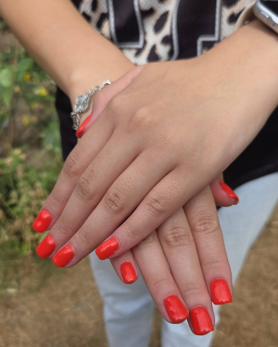 Nägel mit rotem Gellack bei NF Beauty